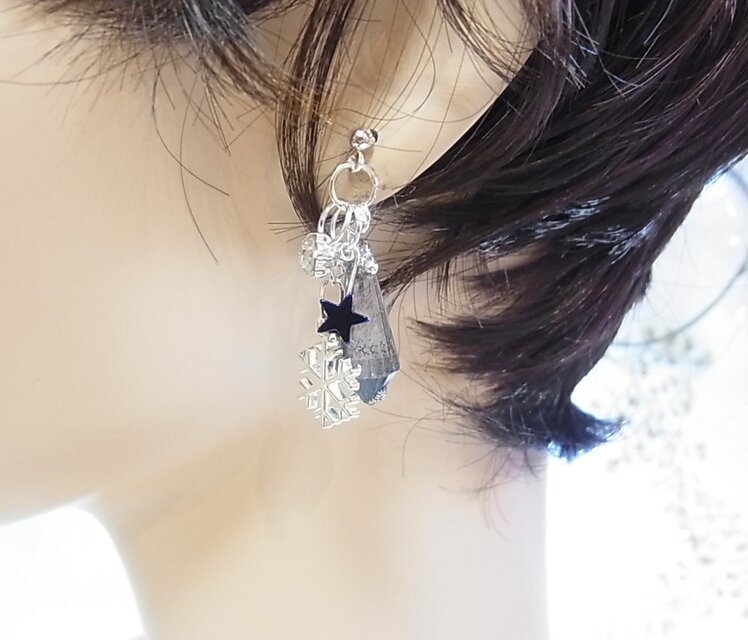 ピアス 雪の結晶 ヘマタイト星 氷柱風ガラスビーズ | iichi 日々の