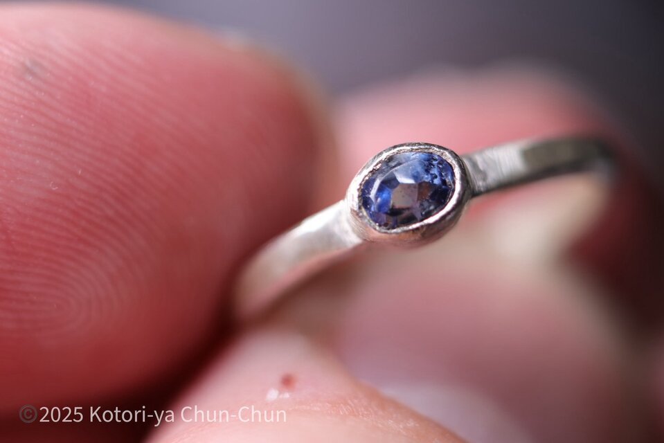 【様々な青が覗ける石】バイカラーブルーサファイア・シルバーリング【多様青】