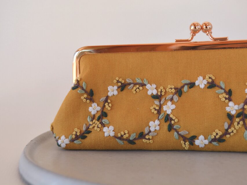小花 リース 刺繍 がま口 ポーチ | iichi 日々の暮らしを心地よくする