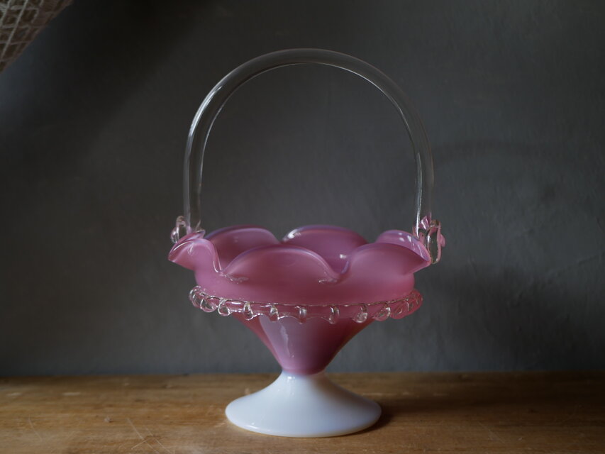 ピンクガラス　花リムのパニエ　バスケット形　ボンボニエール　アンティーク　ヴィンテージ