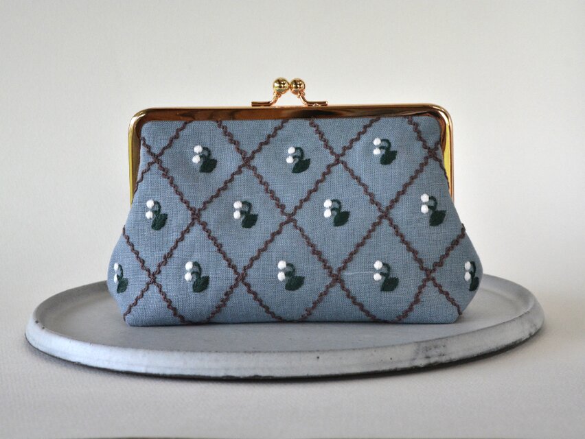 すずらん　刺繍　がま口ポーチ　サックス