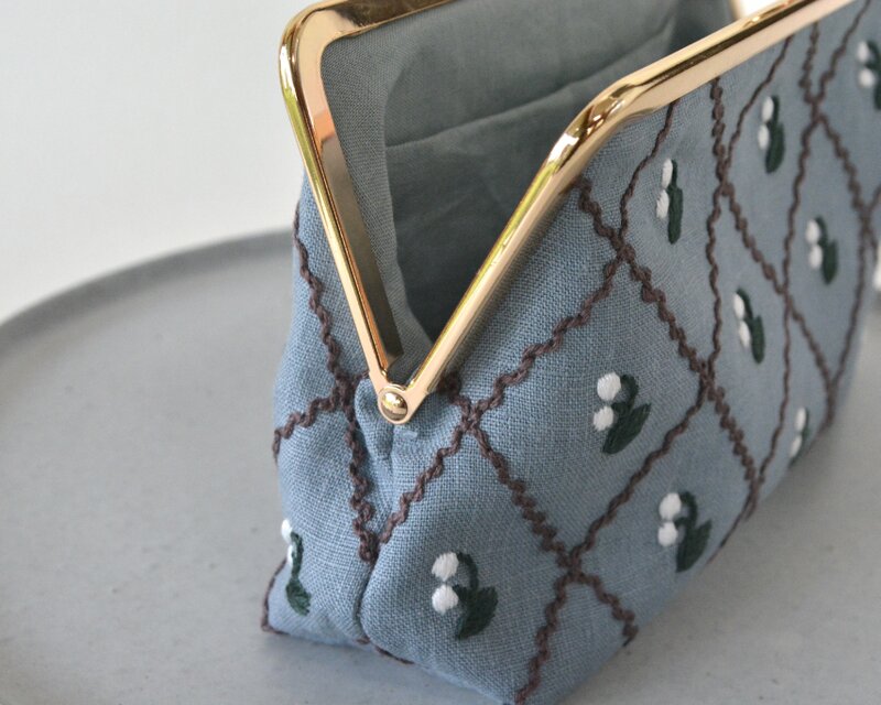 受注製作】すずらん 刺繍 がま口ポーチ サックス | iichi 日々の暮らし