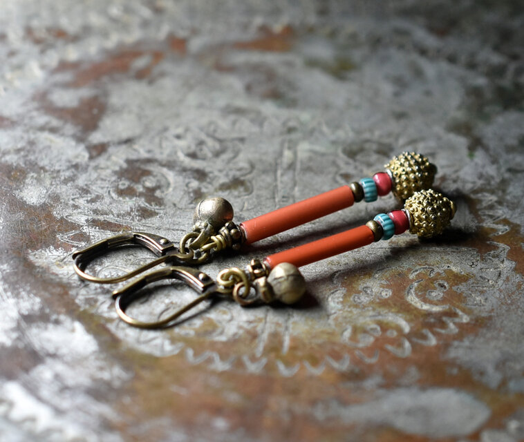 筒型＆お饅頭型金赤ホワイトハーツとターコイズブルーシェブロン、つぶつぶブラス、民族鈴のピアス