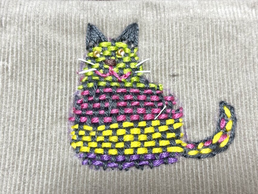 ハンドメイド　猫刺繍デザインのペンケース 手刺繍のペンケース（猫） | iichi 日々の暮らしを心地よくする