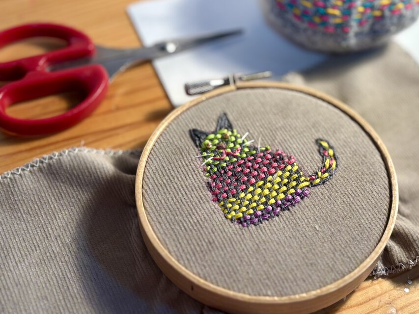 手刺繍のペンケース（猫） | iichi 日々の暮らしを心地よくする