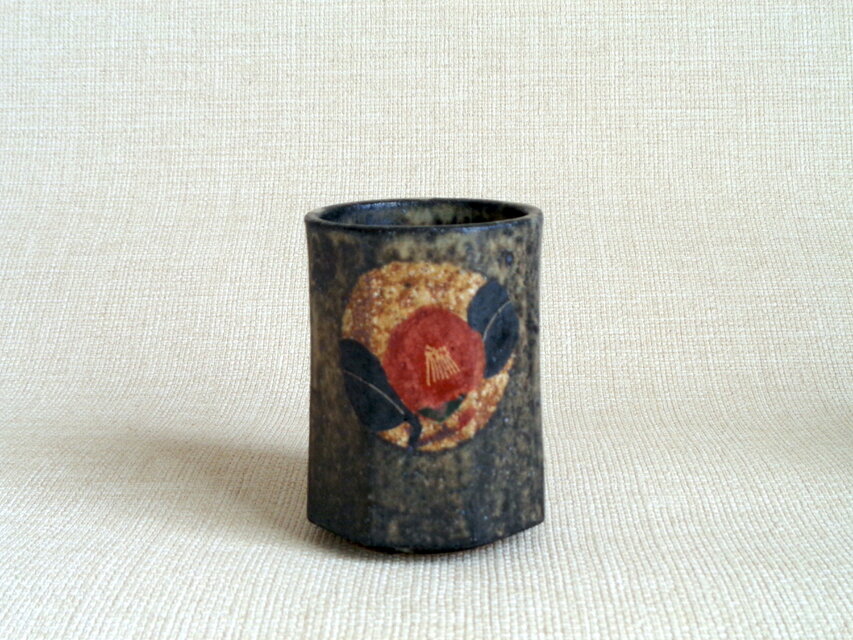 八角湯のみ (金銀彩紅椿a）