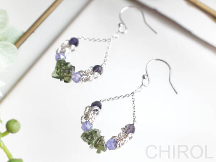 モルダバイト(さざれ)と タンザナイトと アイオライトの ピアス/ SV925