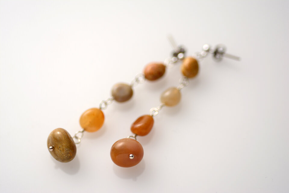 フォッシルコーラルの4連ピアス | iichi 日々の暮らしを心地よくする