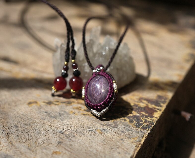 スタールビーのマクラメネックレス 半貴石の謎☆スタールビー マクラメネックレス1869 | iichi 日々の