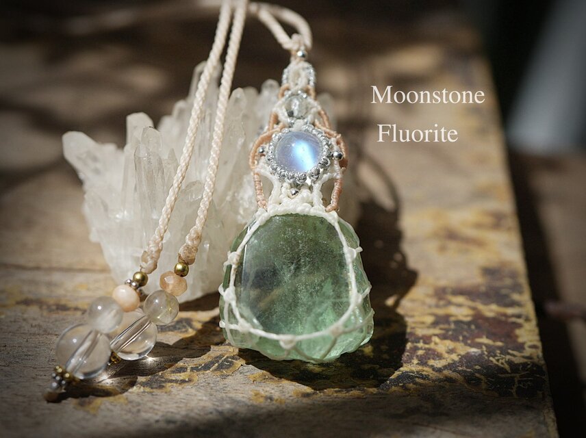 ムーンストーン・フローライトのマクラメネックレス 虹の涙：Moonstone フローライト マクラメネックレス1871 | iichi 日々