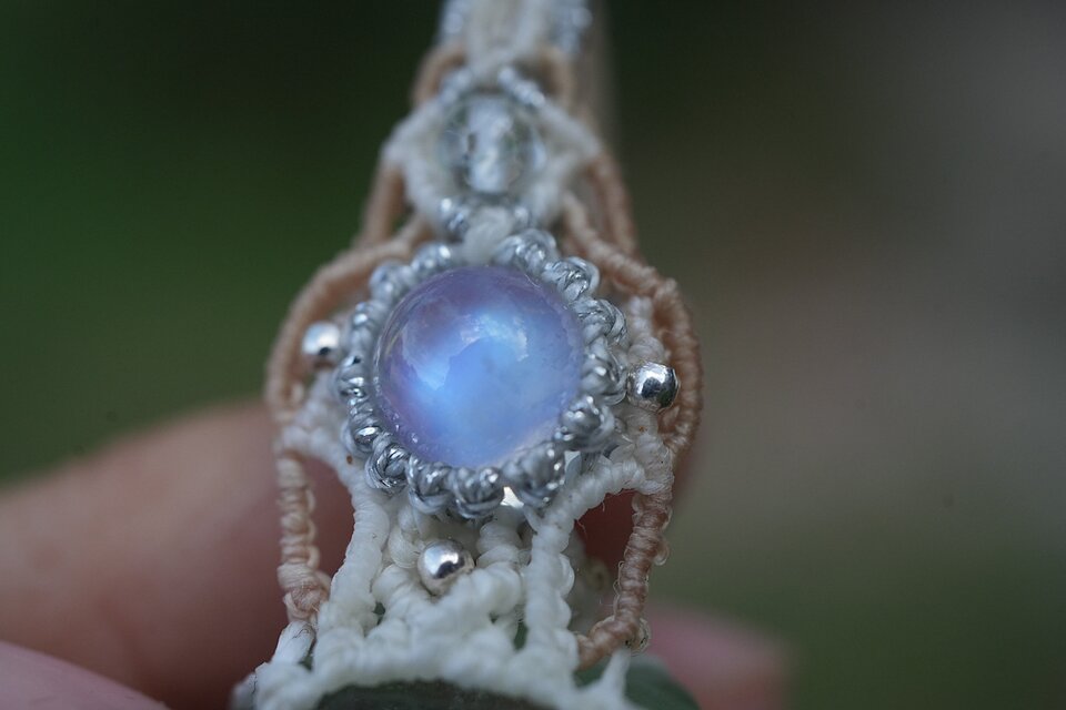 虹の涙：Moonstone フローライト マクラメネックレス1871 | iichi 日々