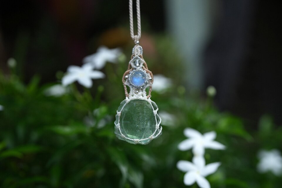 ムーンストーン・フローライトのマクラメネックレス 虹の涙：Moonstone フローライト マクラメネックレス1871 | iichi 日々