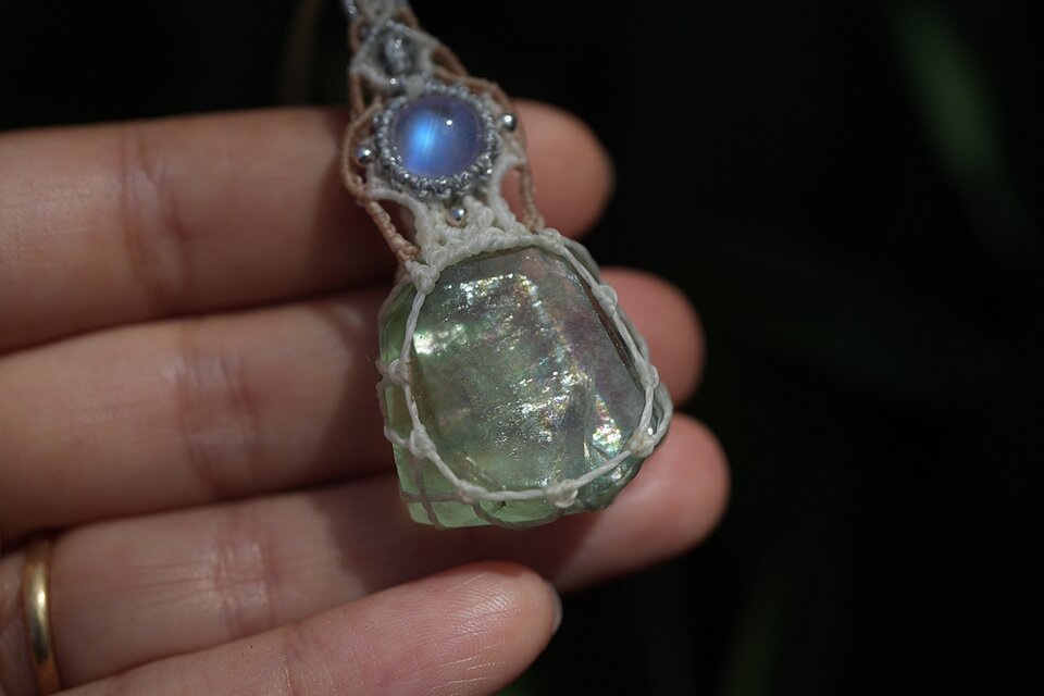 虹の涙：Moonstone フローライト マクラメネックレス1871 | iichi 日々