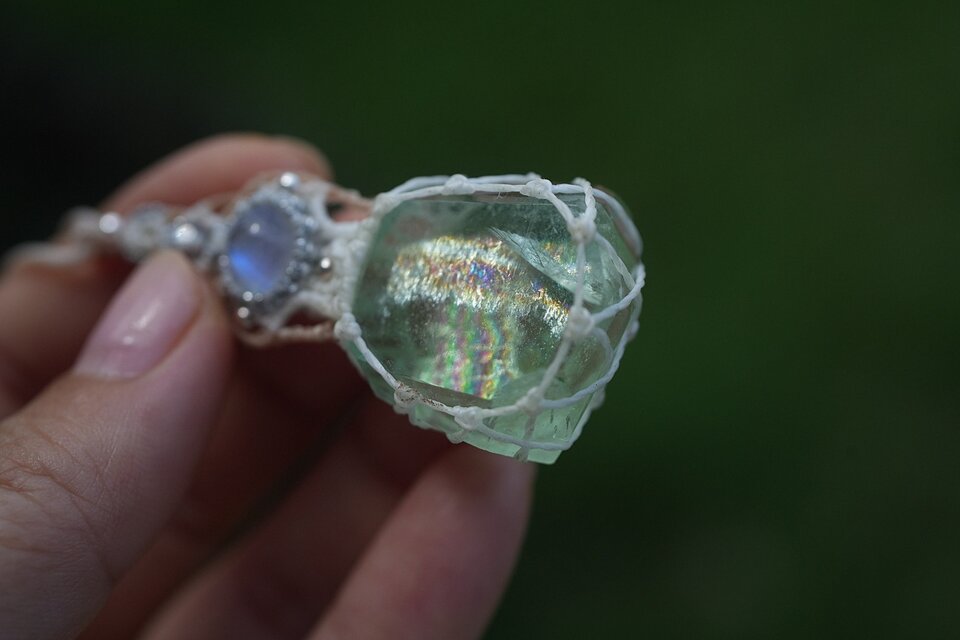 虹の涙：Moonstone フローライト マクラメネックレス1871 | iichi 日々