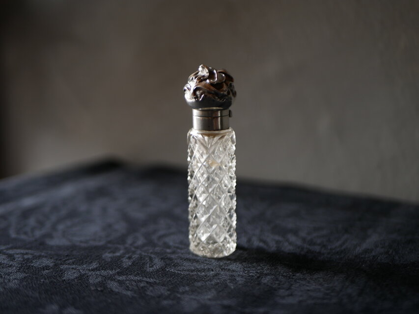 カットガラス　百合の花　香水瓶　フランスアンティーク　アンティークのある暮らし