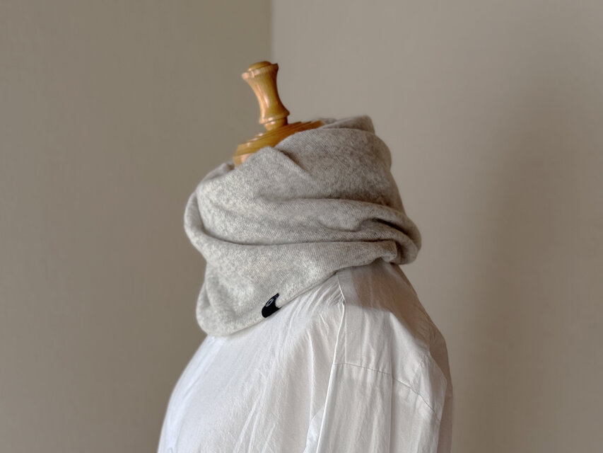 温度を纏う。純カシミヤねじりスヌード ［Basic Design］グレージュ