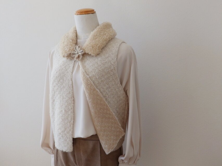ウールファーの襟とブローチ付きベスト