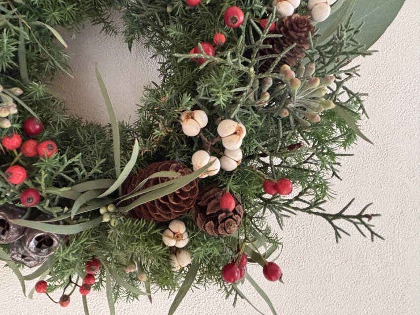 バラの実とナンキンハゼのクリスマスリース | iichi 日々の暮らしを
