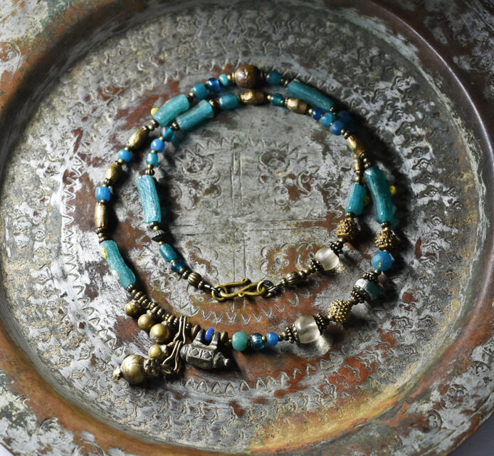 oldアフガンパーツ＆民族鈴、ローマングラスとクリアビーズ、発掘ビーズ、多彩ブラス、エメラルドブルービーズのネックレス