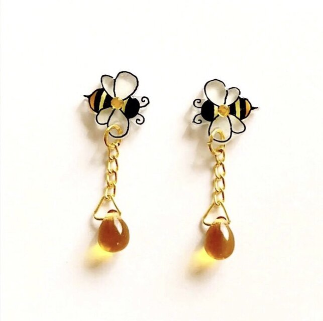 ～小さなピアスシリーズ～ミツバチと蜂蜜のゆらゆらピアス/ノンホールピアス(樹脂イヤリング)