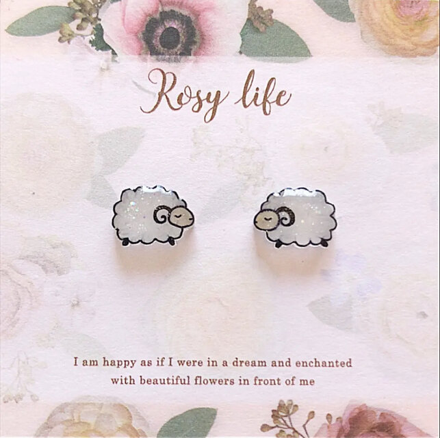 ～小さなピアスシリーズ～お休み羊のピアス/ノンホールピアス(樹脂イヤリング)