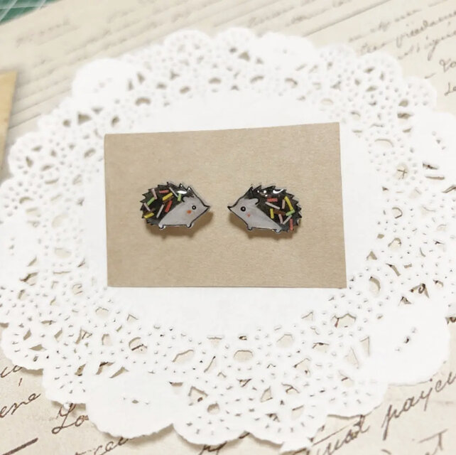 ～小さなピアスシリーズ～チョコスプレー×ハリネズミ ピアス/ノンホールピアス(樹脂イヤリング)