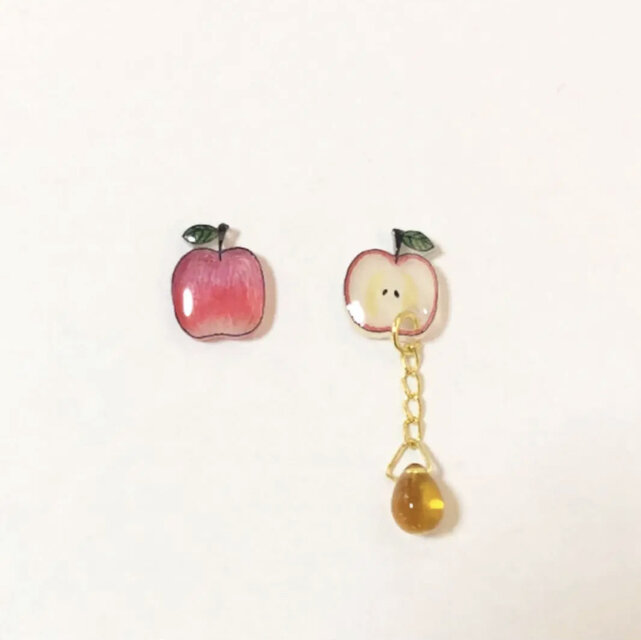 ～小さなピアスシリーズ～蜜林檎と毒林檎のアシンメトリーピアス/ノンホールピアス(樹脂イヤリング)