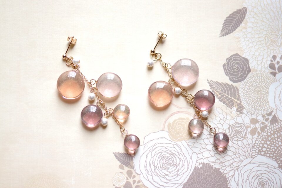 レジンアート　水滴のピアス〈果樹園の集い〉