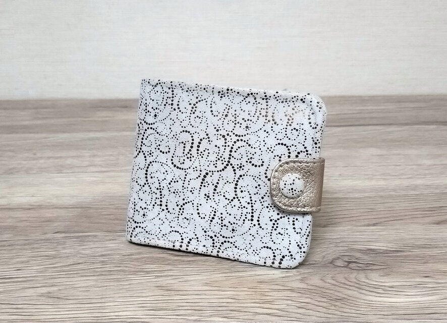 二つ折りウォレット柄物光沢 (豚革・ドット柄)