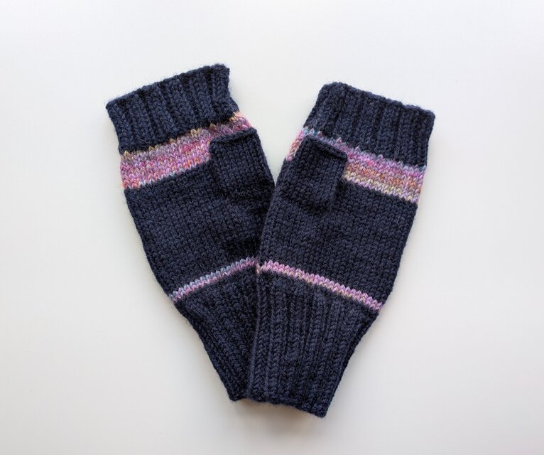 単色糸と段染め糸の切り替えハンドウォーマー　ミッドナイトブルー