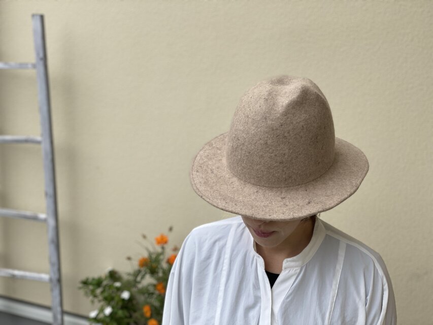 オリジナルのゴツゴツ木型で作ったフェルトハット