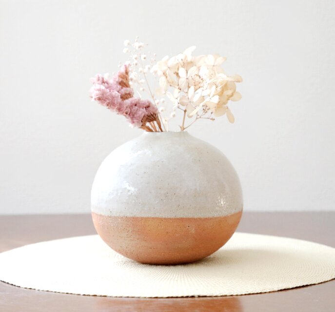 【薪窯焼成】白陶土と藁灰釉の丸い花器 Large