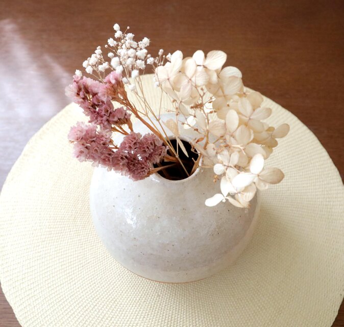 薪窯焼成】白陶土と藁灰釉の丸い花器 Large | iichi 日々の暮らしを
