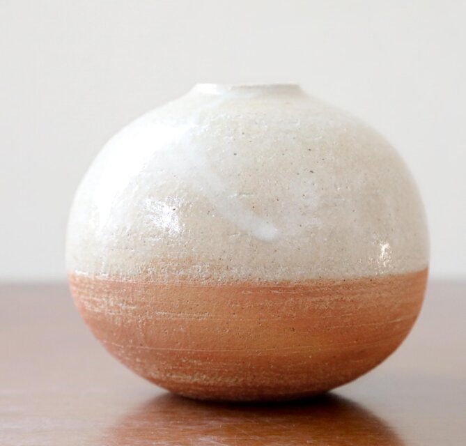 薪窯焼成】白陶土と藁灰釉の丸い花器 Large | iichi 日々の暮らしを