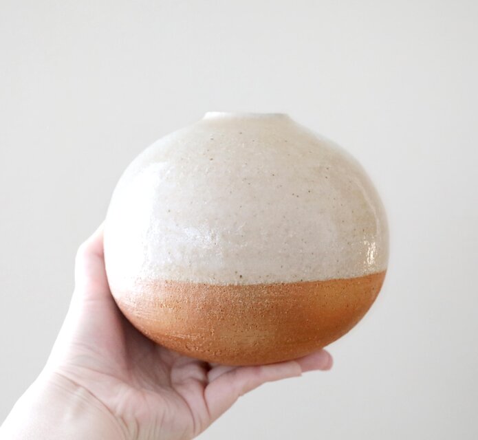 薪窯焼成】白陶土と藁灰釉の丸い花器 Large | iichi 日々の暮らしを