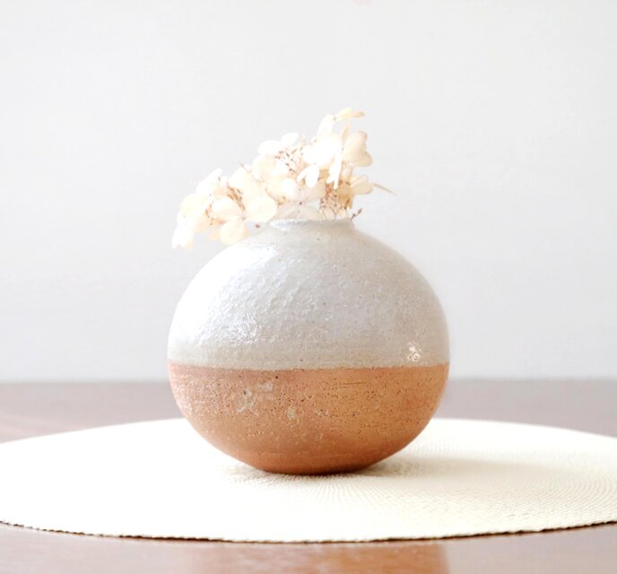 【薪窯焼成】白陶土と藁灰釉の丸い花器