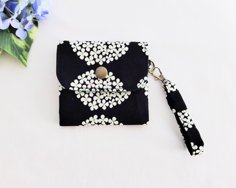 サークルフラワー持ち手付きミニ財布（ブラック)