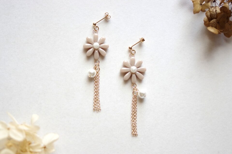 レジンアート　お花とコットンパールとフリンジのピアス〈旅人の祝福〉