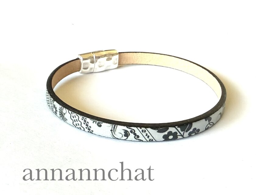 【【 ヨーロッパ製　本革（シルバー×黒） 花　botanical お洒落な　ブレスレット　】マグネット留め