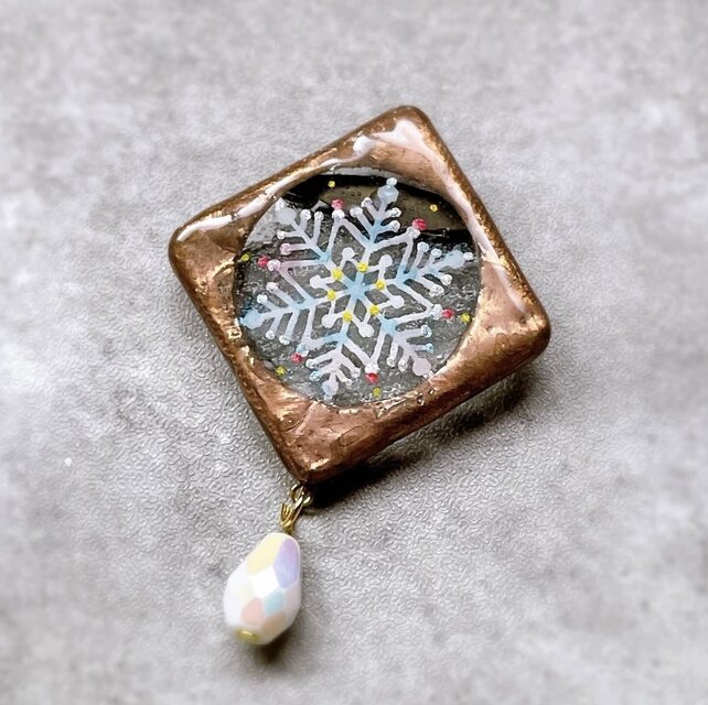 雪の結晶のブローチ　ステンドグラスブローチ