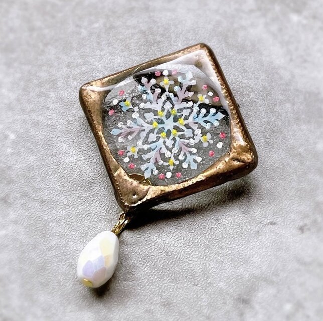 雪の結晶のブローチ　ステンドグラスブローチ