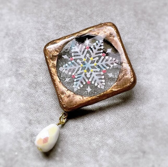 雪の結晶のブローチ　ステンドグラスブローチ