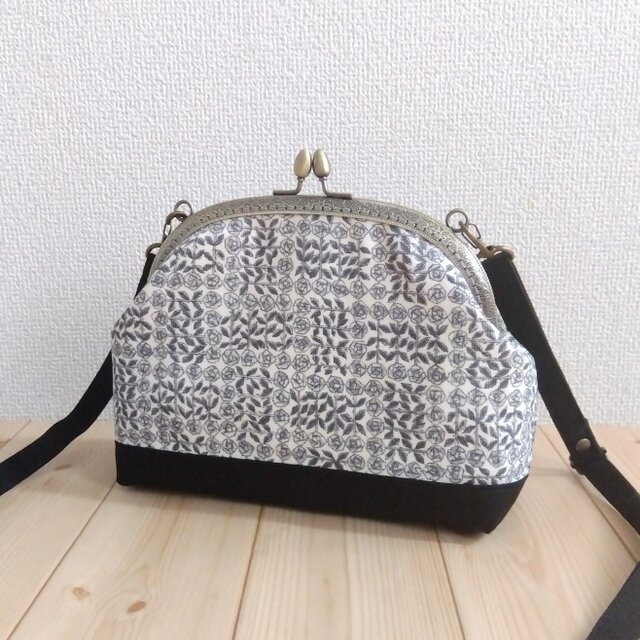 リバティ　コーデュロイのがま口ショルダーバッグ　ポシェット　20.5cm口金　薔薇柄　スリーピングローズ　グレー　495