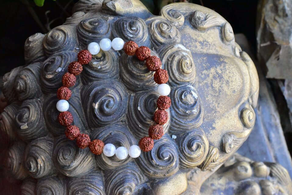 ルドラクシャ★中粒★菩提樹の実とムーンストーン ブレスレット rjb012