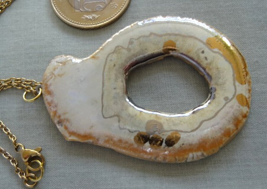 チタンラスター釉にプラチナと金色の文様　TG1