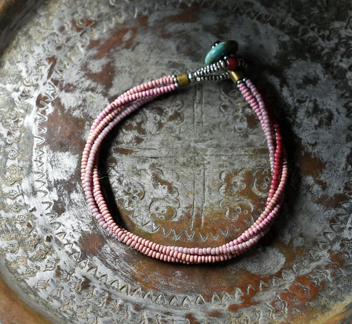 ３色アンティークピンクマサイ、金赤ホワイトハーツの4連ブレス（ターコイズ留め金）