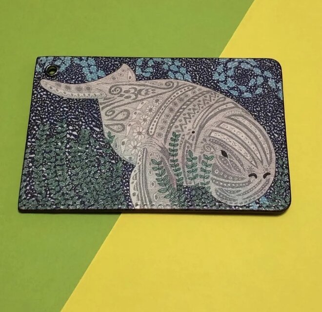 花の湖畔をそよぐ潮騒──ジュゴン・マルヴォンの柔らかなパスケース