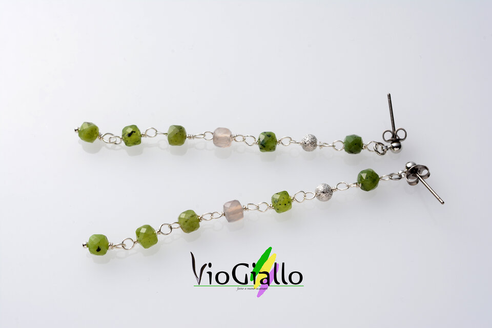 ネフライトとグレーオニキスの7連ピアス