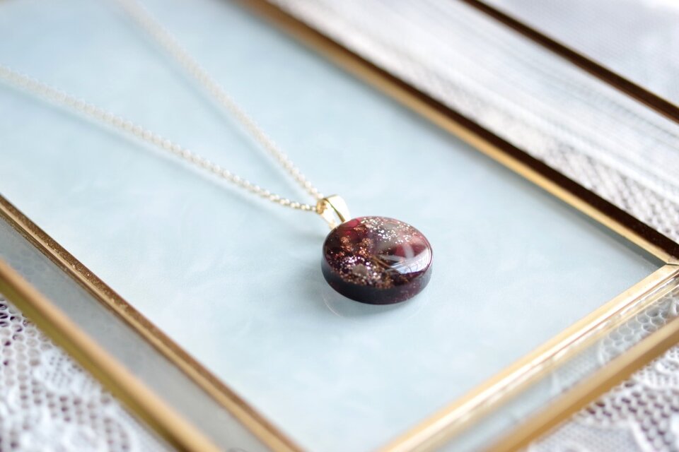 レジンアート　ラウンドペンダント〈ヨハネの首は誰のもの〉