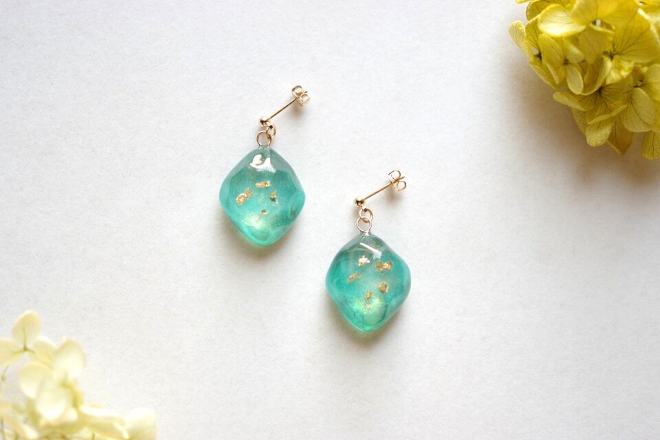 レジンアート　鉱物ピアス〈聞こえる〉